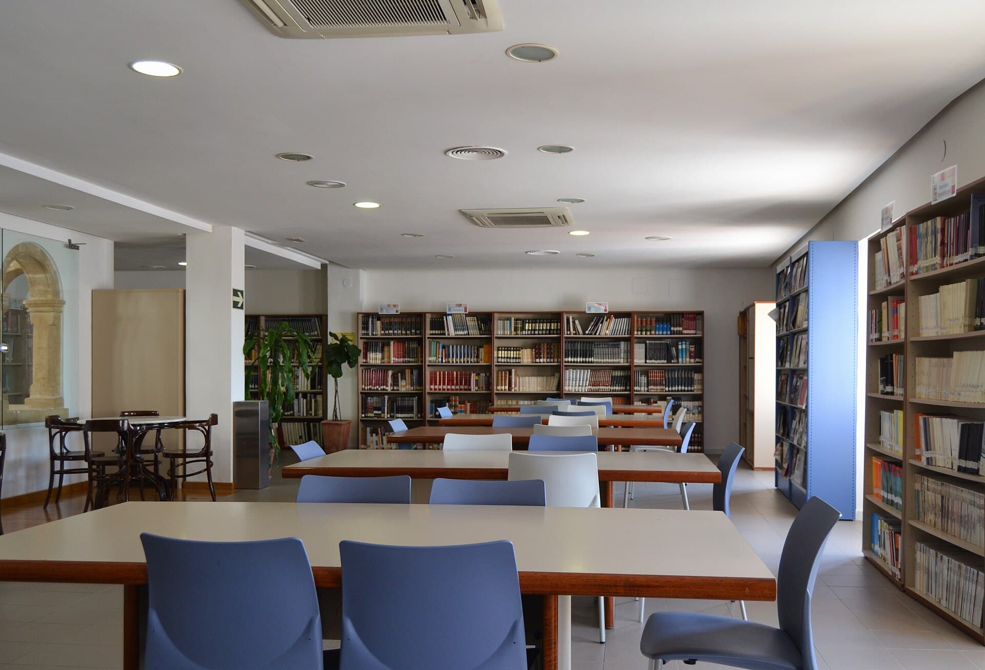 Sala de lectura luminosa en una biblioteca pública
